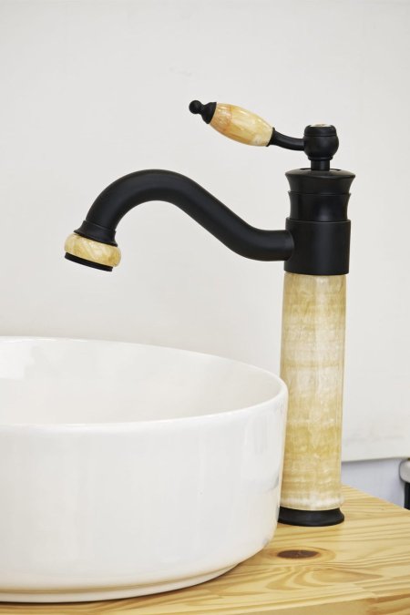 حنفية مغسلة فضي طويلة بتصميم منحني